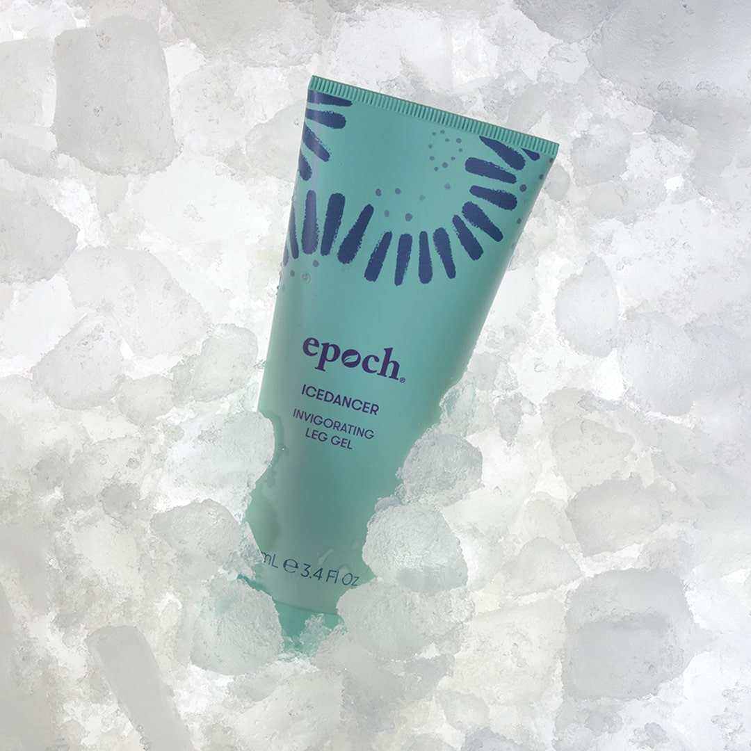 Epoch IceDancer Tube steht geschlossen in einem Behälter voller glitzernder Eiswürfel.