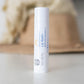 Sunright Lip Balm 15 (Lippenbalsam-Stift) steht geschlossen in heller Umgebung.