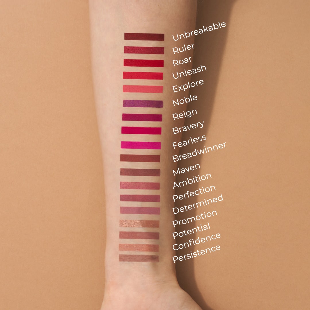 Alle Nuancen der Nu Colour POWERlips Fluid Matte Reihe von NuSkin im Vergleich zu dem Hautton eines hellen Unterarmes. Von oben nach unten beschriftet.