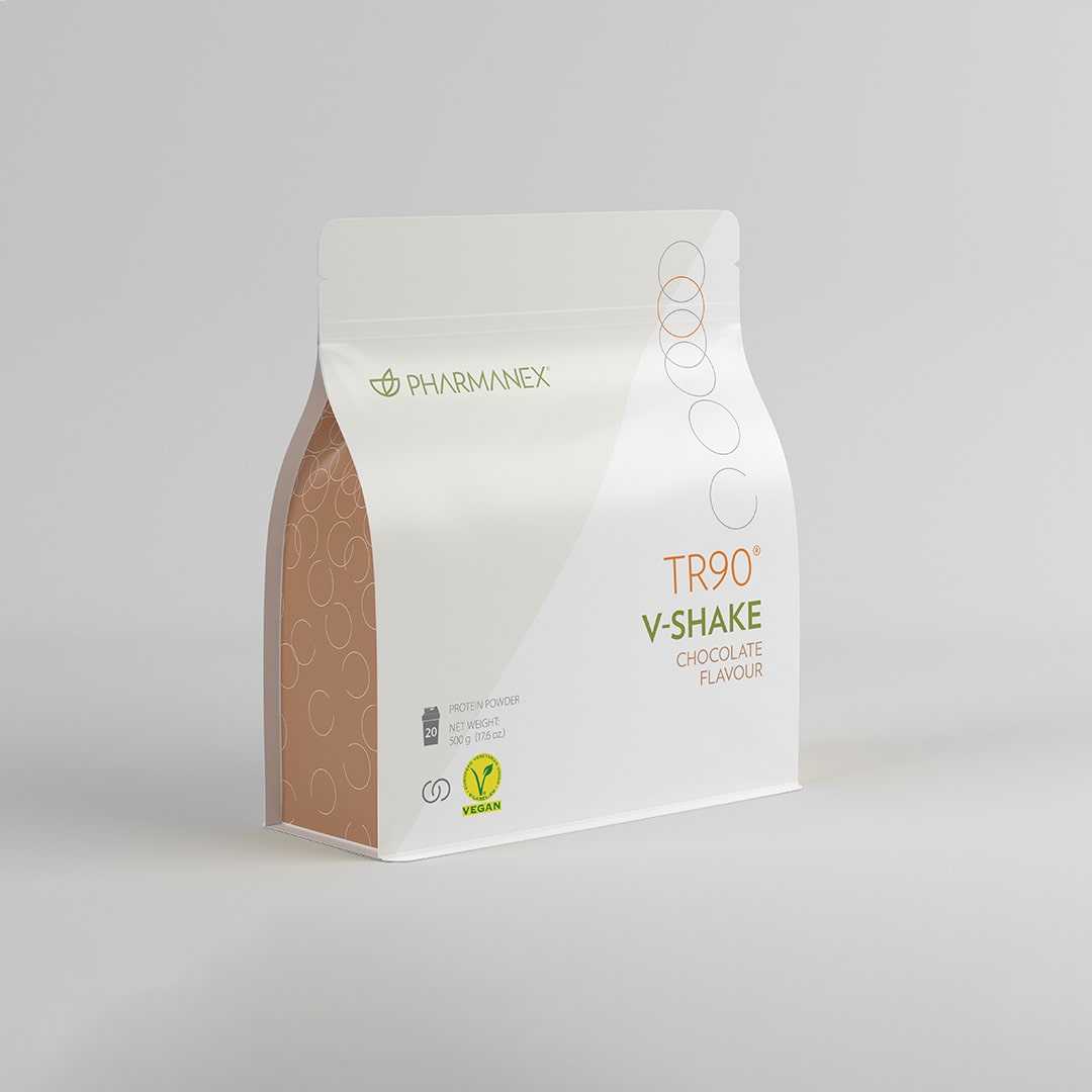 Seitlich: 500g Packung, TR90 V-Shake (Pulver zum Anrühren eines veganen Proteinshake mit Schoko-Geschmack)