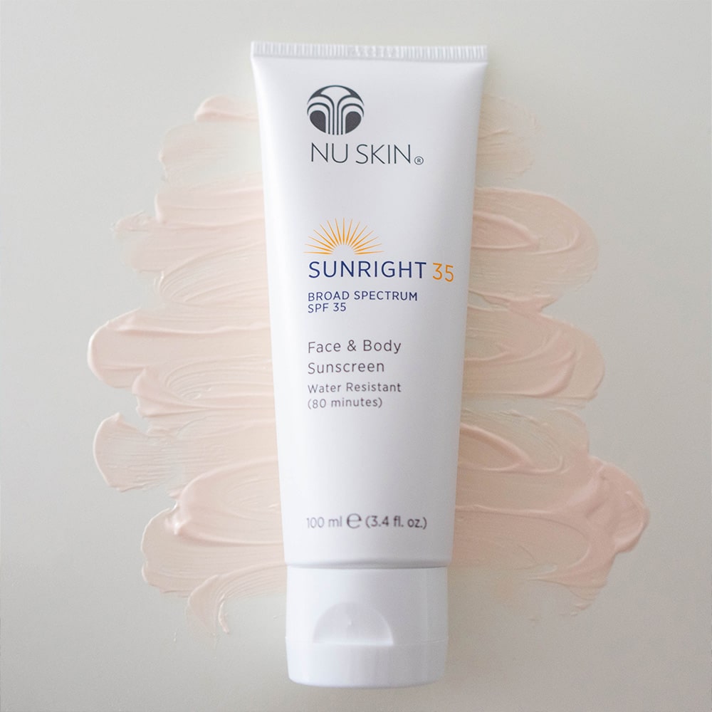 Sunright SPF 35 Tube liegt geschlossen auf glatter Oberfläche. Hinter der Tube wurde großzügig eine Konsistenzprobe der Creme verteilt.