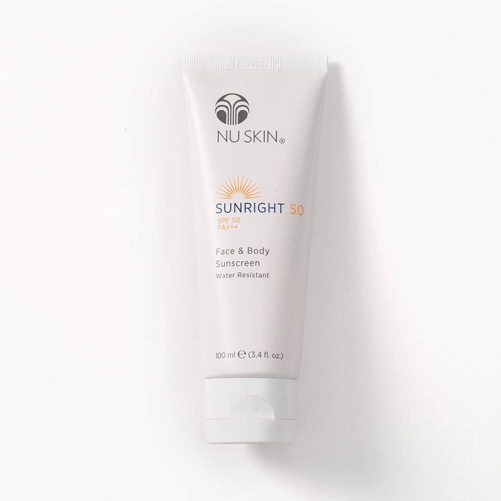 Produktfotografie. Front: Tube (100ml) NuSkin Sunright Sonnencreme für Gesicht und Körper (Sonnenschutzfaktor 50).